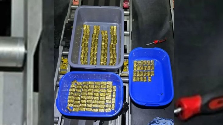 বিমানের টয়লেটে ১৮ কেজি স্বর্ণ উদ্ধার