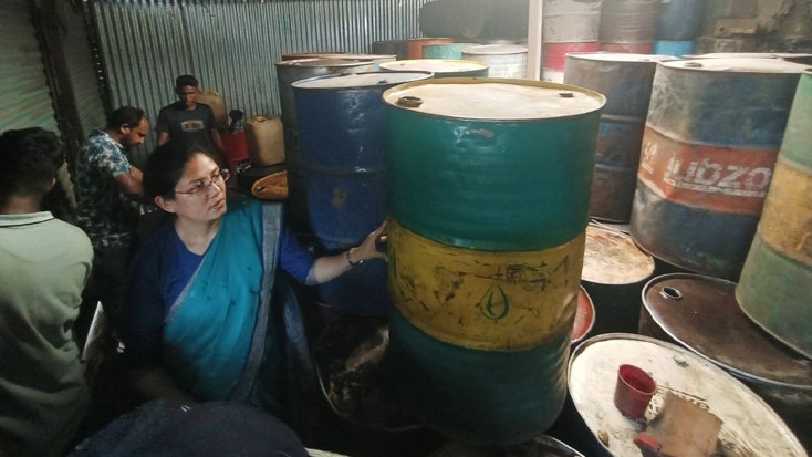 বেলকুচিতে অভিযান চালিয়ে ১৭৪৪ লিটার ডিজেল জব্দ