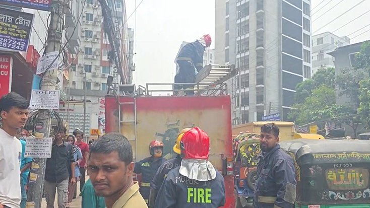 রাজধানীর গ্রিন লাইফ হাসপাতালে আগুন