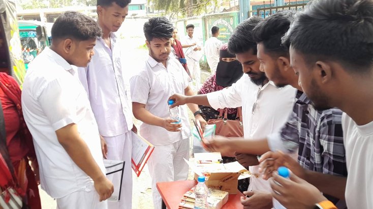 রামগড়ে এসএসসি পরীক্ষার্থীদের পাশে ছাত্রদল