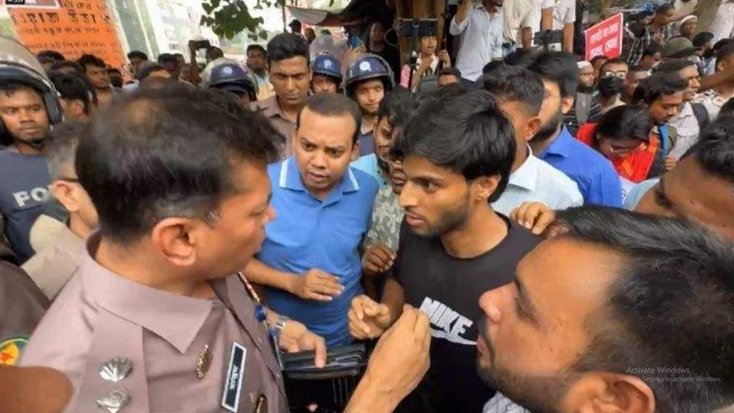 শাহবাগে মুখোমুখি শিক্ষক-পুলিশ