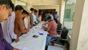 শেরপুর-৩ আসনের নির্বাচন, কেন্দ্রে কেন্দ্রে যাচ্ছে ভোটগ্রহণের সরঞ্জামাদি