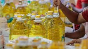 সয়াবিন তেলে সংকট, খোলা তেলের কেজি বেড়ে ২১০ টাকা