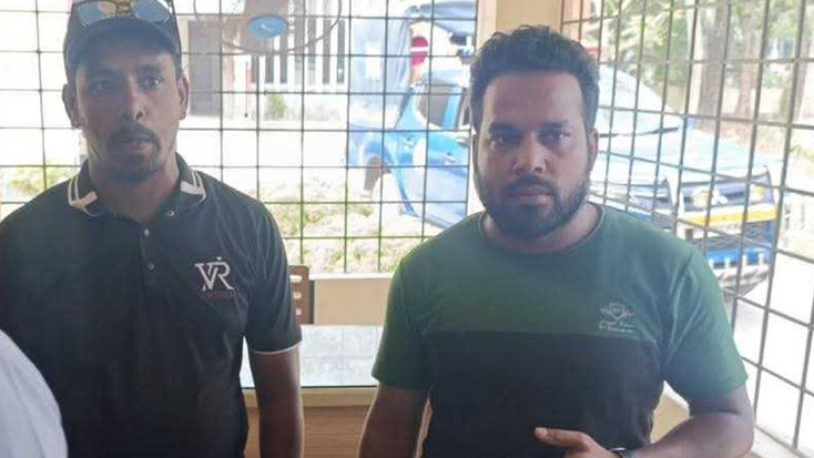 ২ সাংবাদিককে হাতকড়া পরিয়ে থানায় পাঠালেন এসিল্যান্ড