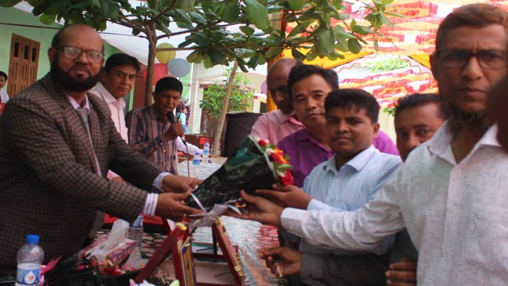 ৩৩ বছরের কর্মজীবন শেষে প্রধান শিক্ষকের রাজকীয় বিদায়