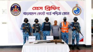 সুন্দরবনের ডাকাত বাহিনীর প্রধান মেজ জাহাঙ্গীর অ স্ত্রসহ আটক