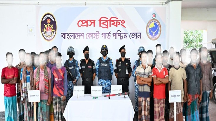 সুন্দরবনে অভিযানে জলদস্যুদের কাছে জিম্মি থাকা ২১ জেলে এবং অস্ত্র উদ্ধার
