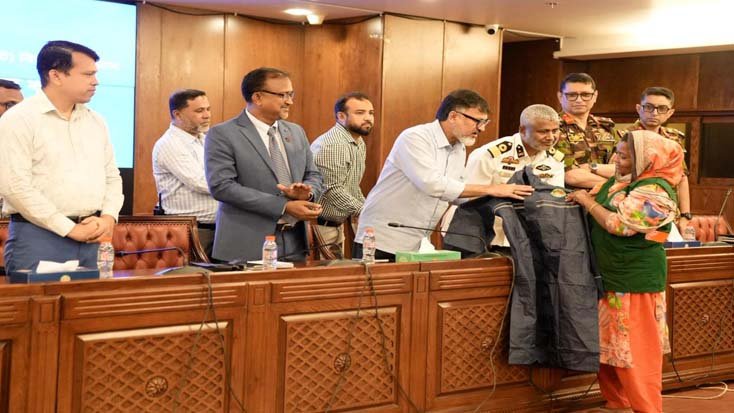 আড়াই হাজার পরিচ্ছন্নতাকর্মীকে রেইনকোট দিলো ডিএনসিসি