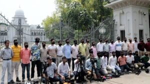 এজলাসে প্রবেশে নিষেধাজ্ঞা, সুপ্রিম কোর্টের সামনে সাংবাদিকদের মানববন্ধন