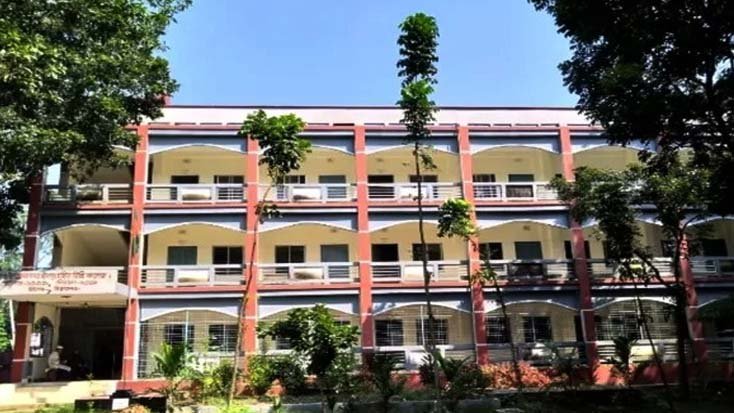 কলেজ ছাত্রীকে নিয়ে শিক্ষক উধাও
