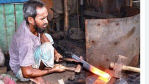 কোরবানি ঈদকে ঘিরে ব্যস্ত সময় পার করছেন কামারিরা