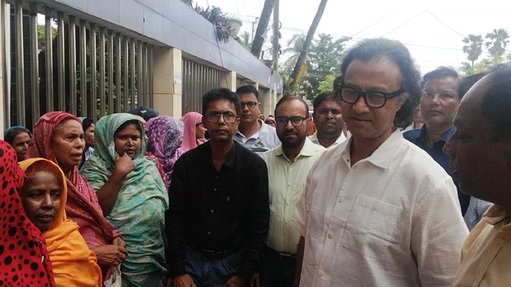 খুলনা ওএমএস পয়েন্ট পরিদর্শন ও গ্রাহকদের চেয়ারে বসার ব্যবস্হা করেন আরসি ফুড- কায়সার আলী