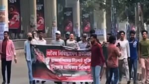 টিএসসিতে নিষিদ্ধ ছাত্রলীগের ঝটিকা মিছিল আটক ২