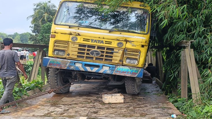 দীঘিনালা-মাইনি সড়কে বেইলি ব্রিজের পাটাতন ভেঙে ট্রাক আটকা