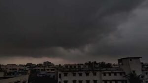 দুপুর গড়াতেই আঁধারে ডুববে আকাশ