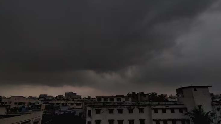 দুপুর গড়াতেই আঁধারে ডুববে আকাশ