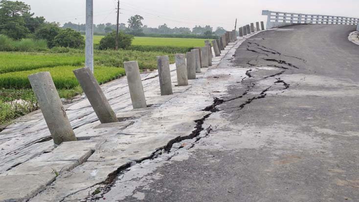 দুর্নীতির ছায়া উদ্বোধনের আগেই বাসাইলের সড়কে ফাটল