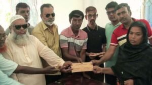 নাটোর শ্রমিকদের পরিবারের মাঝে মৃত্যুকালীন টাকা বিতরণ