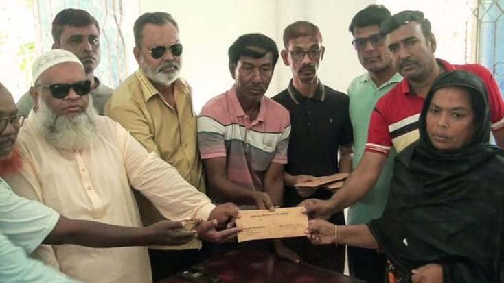 নাটোর শ্রমিকদের পরিবারের মাঝে মৃত্যুকালীন টাকা বিতরণ