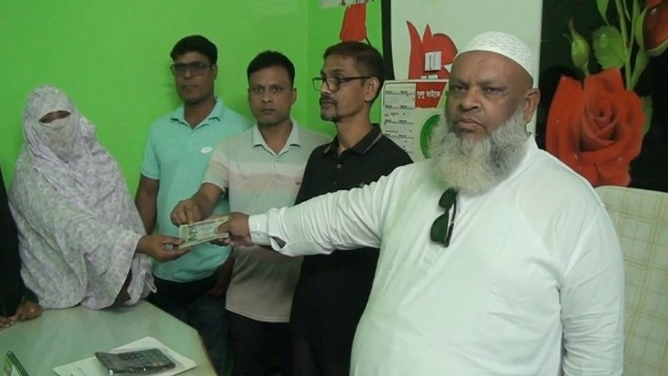 নাটোরে পরিবহন শ্রমিকদের মধ্যে মৃত্যুকালীন ভাতা বিতরণ