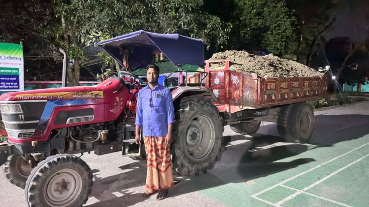 পদ্মা নদী থেকে অবৈধভাবে মাটি উত্তোলন চাঁপাইনবাবগঞ্জে ট্রাক্টরসহ আটক