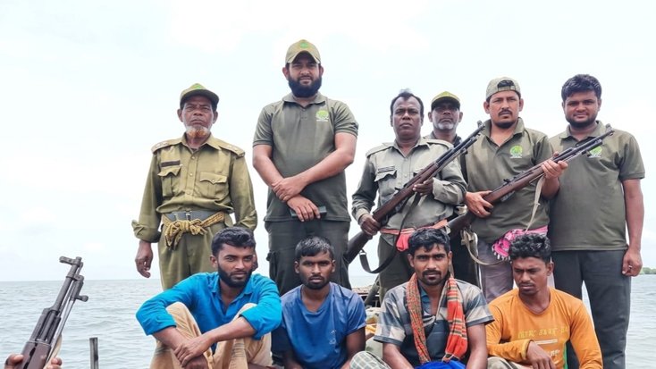 পূর্ব সুন্দরবনে বনদস্যু ও বনরক্ষীর মধ্যে বন্দুকযুদ্ধ জিম্মি ৪ জেলে উদ্ধার