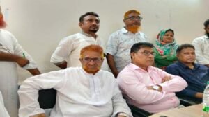 বরগুনা জেলায় পরিষদ প্রশাসককে ফুলেল শুভেচ্ছা জানিয়েছেন প্রাথমিক শিক্ষক সমিতি