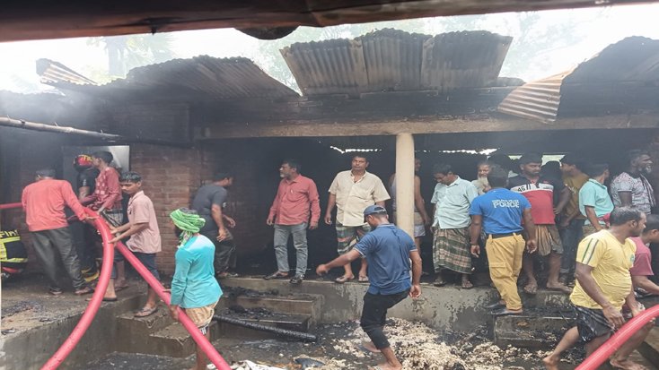 ভোলাহাটে বসতবাড়ীর ৪টি ঘরে আগুন