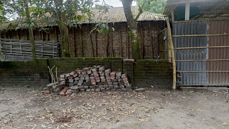 মন্দিরের দেয়াল ভাঙাকে কেন্দ্র করে সংঘর্ষ