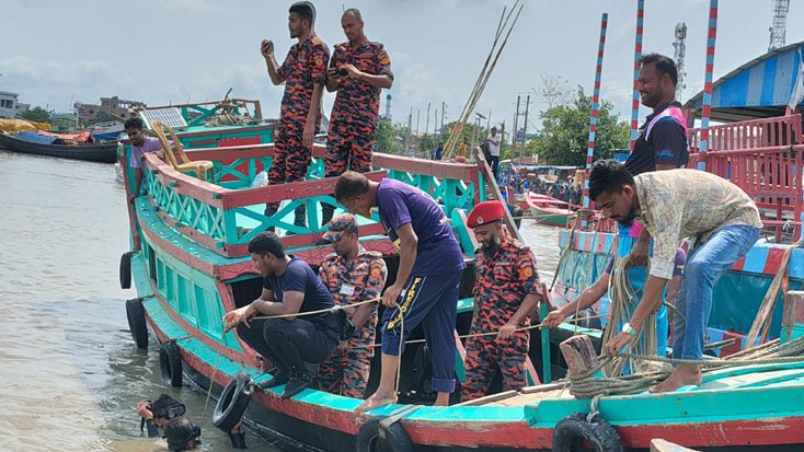 মোংলায় ট্রলার থেকে পড়ে যুবক নিখোঁজ চলছে উদ্ধার কাজ