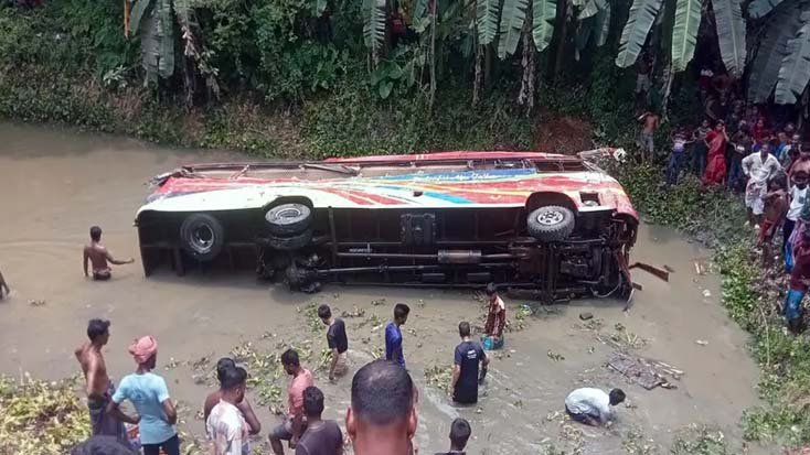 যাত্রীবাহী বাস ও ট্রাকের সংঘর্ষে নিহত ৩