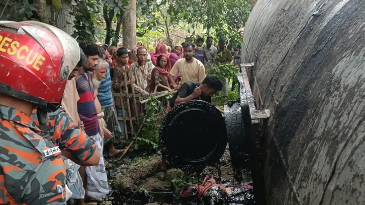 রায়গঞ্জে বিটুমিনবাহী ট্রাক উল্টে নারীর মৃত্যু