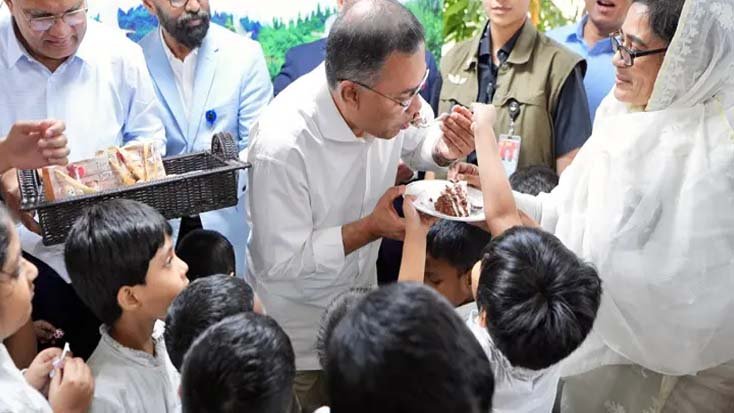 শিশুদের সঙ্গে প্রাণবন্ত সময় কাটালেন প্রধানমন্ত্রী