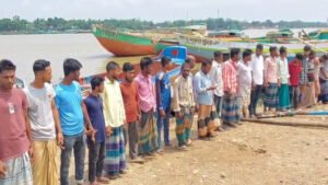 সুনামগঞ্জের নদীর তীর কাটার প্রতিবাদে মানববন্ধন