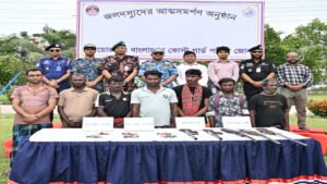 সুন্দরবনের কুখ্যাত বনদস্যু ছোট-সুমন বাহিনীর আত্মসমর্পণ