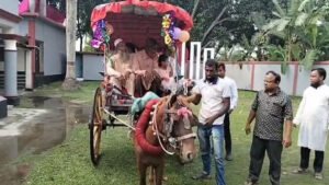 ‎দীর্ঘ ৩৮ বছরের শিক্ষকতার অবসান নলডাঙ্গায় ঘোড়ার গাড়িতে শিক্ষকের রাজকীয় বিদায়