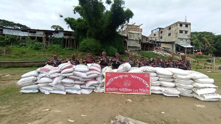 রাঙামাটির ছোটহরিনা বিজিবির অভিযান; নৌকাভর্তি সার জব্দ