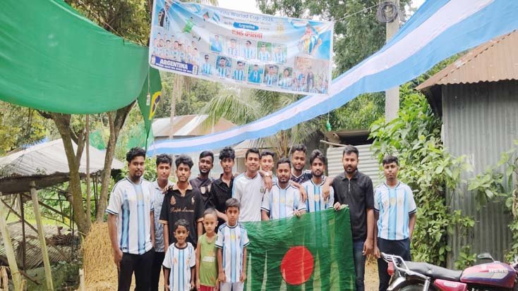 কামারখন্দে সাড়ে ৩ হাজার ফুট পতাকা টাঙিয়ে আর্জেন্টিনার সমর্থকদের চমক