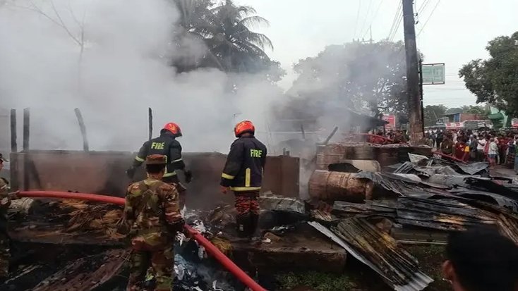 গুইমারার জালিয়াপাড়াতে অগ্নিকাণ্ডে হোটেল ও তেলের দোকান পুড়ে ছাই