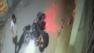 চলন্ত বাইকে ইটের আঘাতে আহত তরুণের মৃত্যু