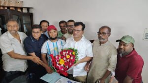 জেলা প্রশাসকে ফুলেল শুভেচ্ছা জানিয়েছেন পাটকেলঘাটা ক্লাব 
