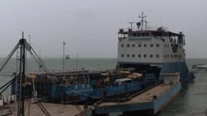 দৌলতদিয়া-পাটুরিয়া নৌরুটে ফেরি চলাচল বন্ধ