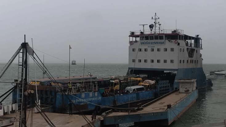 দৌলতদিয়া-পাটুরিয়া নৌরুটে ফেরি চলাচল বন্ধ