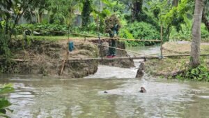 পানি নিষ্কাশনের জন্য কাটা বাঁধই এখন দুর্ভোগের কারণ