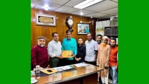 বগুড়ার সিটি কর্পোরেশনে প্রশাসককে সন্মননা স্মারক প্রদান