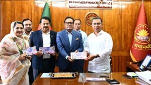 বরাবর, চেয়ারম্যান রাজধানী উন্নয়ন কর্তৃপক্ষ (রাজউক) ‎রজউক এভিনিউ, দিলকুশা,মতিঝিল,ঢাকা-১০০০ বিষয়: অনুমোদিত নকশা লঙ্ঘন করে অতিরিক্ত তলা নির্মাণের বিরুদ্ধে অভিযোগ। মাননীয় মহোদয়, বিনীত নিবেদন এই যে, ঢাকার মিরপুর এলাকার ২৭৯/১/সি, মধ্যপীরেরবাগ, শিমুলতলা মোড়, পাঁকা মসজিদের বিপরীত পাশে অবস্থিত একটি ভবনে রাজউকের অনুমোদিত নকশা অনুযায়ী ৮ (আট) তলা নির্মাণের কথা থাকলেও বর্তমানে সেখানে ৯ (নয়) তলা নির্মাণ করা হয়েছে/করা হচ্ছে, যা স্পষ্টভাবে রাজউকের নিয়ম ও বিল্ডিং কোডের পরিপন্থী। এই ধরনের অবৈধ নির্মাণের ফলে এলাকার পরিবেশ, নিরাপত্তা এবং আশেপাশের বাসিন্দাদের জন্য ঝুঁকি তৈরি হচ্ছে। ভবিষ্যতে যেকোনো দুর্ঘটনা বা কাঠামোগত সমস্যার আশঙ্কাও রয়েছে। অতএব, বিষয়টি জরুরি ভিত্তিতে তদন্ত করে প্রয়োজনীয় আইনানুগ ব্যবস্থা গ্রহণ করার জন্য আপনার সদয় দৃষ্টি আকর্ষণ করছি। ধন্যবাদান্তে, তারিখঃ ১১-০৬-২০২৬ ফারজানা আক্তার শ্রাবনী রিপোর্টার দৈনিক সবুজ বাংলাদেশ