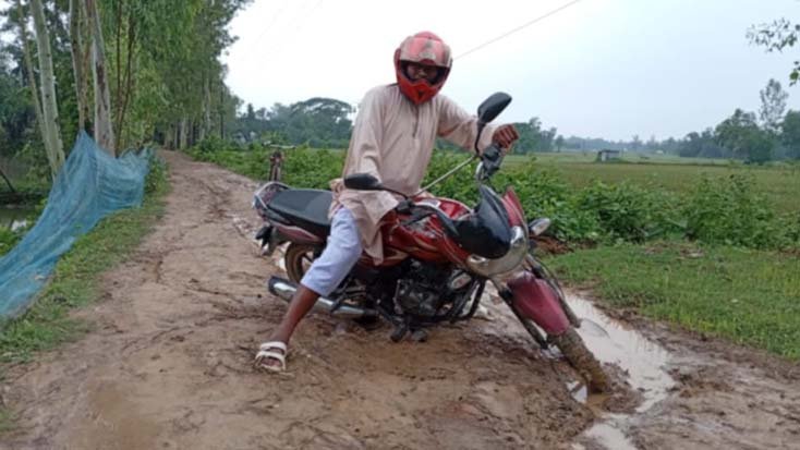 বৃষ্টি হলেই হাঁটু সমান কাদা, চরম ভোগান্তিতে এলাকাবাসী