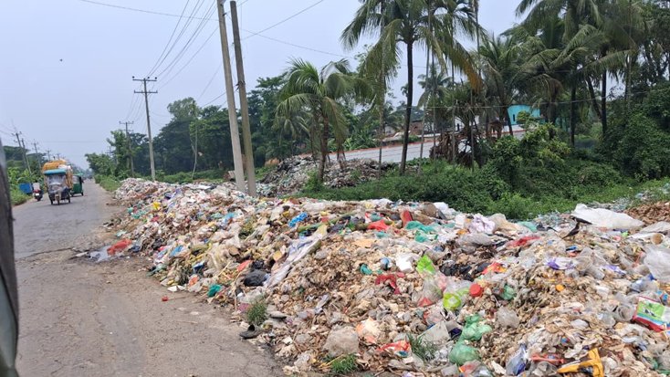 ময়লা-আবর্জনার স্তূপে অতিষ্ঠ চাটখিল, প্রশাসনকে দুষছেন জনগণ