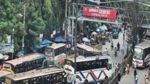 মহাখালীতে বাস উল্টে প্রাণ গেল হেলপারের