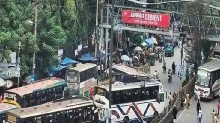 মহাখালীতে বাস উল্টে প্রাণ গেল হেলপারের